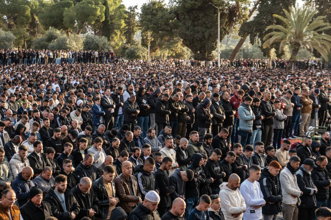 İsrail’in kısıtlamalarına rağmen akın ettiler: 120 Bin Filistinli Mescid-i Aksa’da saf tuttu - Resim: 21